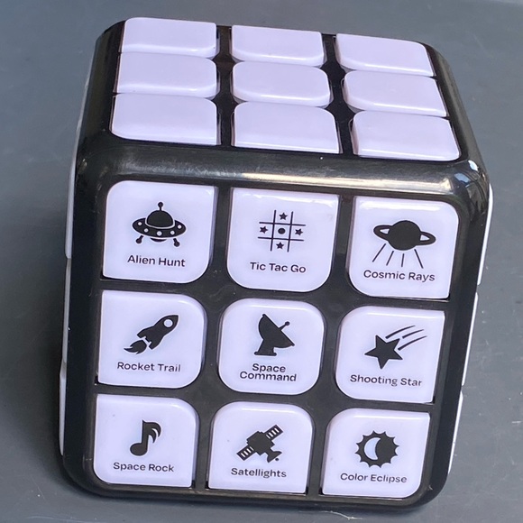Winning Fingers Flashing Cube Electronic Memory & Brain Game 4-in-1 Handheld - Picture 1 of 7